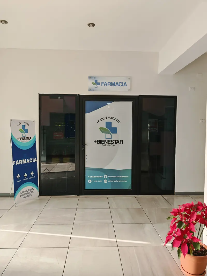 Entrada de la Farmacia +Bienestar